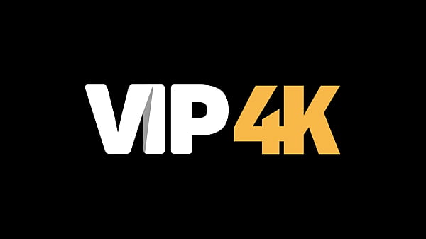 VIP4K. Fremder, der im Leihbüro arbeitet, befriedigt Mädchen für Sex